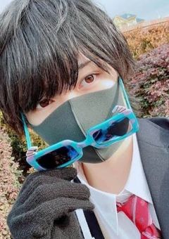 青い陰キャは顔を見せない。