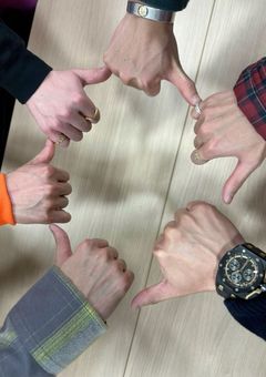 みなさん、距離近いです。