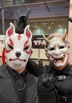 オーメンズメンバーに助けられる