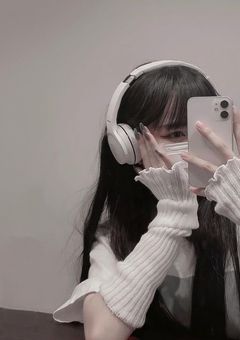 J事務所の愛され紅一点　.