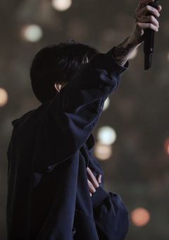 世界的歌手は、顔が知られていません