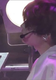 不 憫 松 村 の 女 。