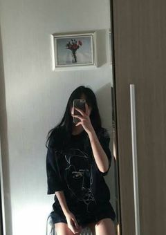 彼女は訳あり紅一点