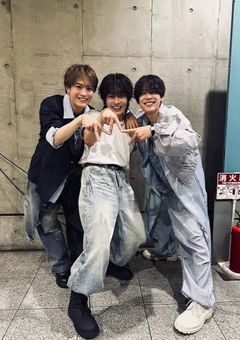 ILLITの一人は、S社のアイドルにモテモテ！？