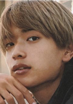 泣 い て い る 君 を 見 て 胸 が 苦 し く な っ た