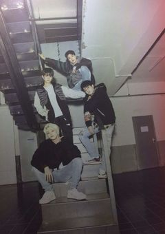 笑わない僕とすぐシケる君