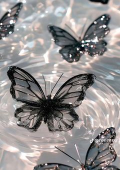 転生した瞳が赤い少女、青い監獄で嫌われているようで。