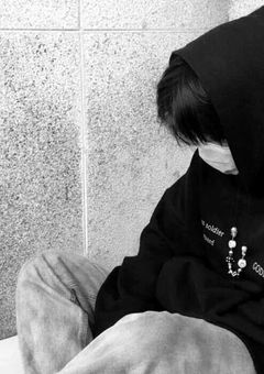 目覚めたら大男たちが泣きわめいていました。