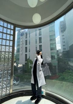 白衣の裏側。