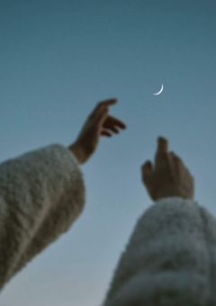 空に浮かぶ星は、群青の涙を流す