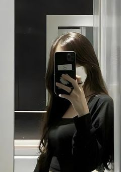 高 嶺 の 紅 一 点 。