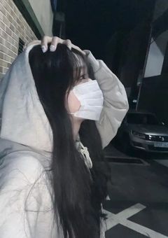 大男達の中にいる小さい女