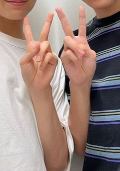 ㅤㅤㅤ奪 い 合 い .