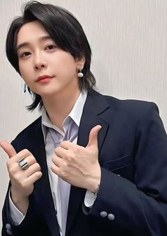 幼馴染と同時に推しと結婚した件について