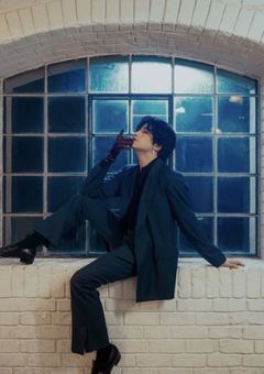 表では俳優、裏では……