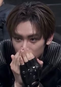 ↺ 階段で転んだら大型犬達に好かれられた件