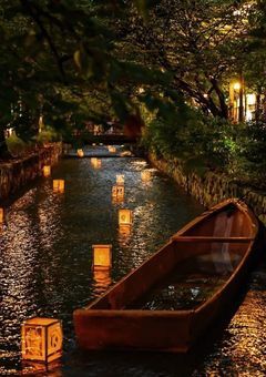 月は里の見える所で沈む。