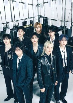 7人のイケメンが1人の可愛い少女を彼女にするため日々奮闘