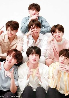 倒れてるかかしを助ける少女