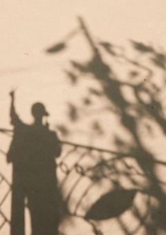 スマホを覗いて