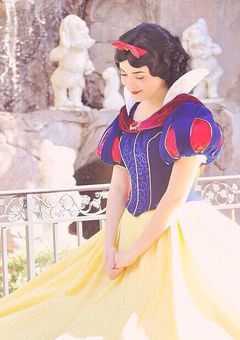 the   m❁⃘❁⃘n   bl❁⃘❁⃘ms   ．