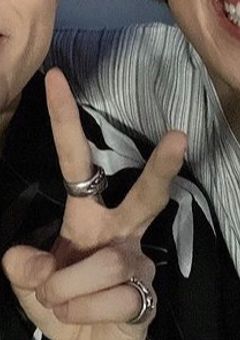 皆から愛されてるのは陰キャ転校生?!