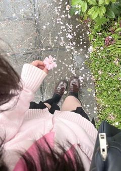 学 校 一 の 美 人  。