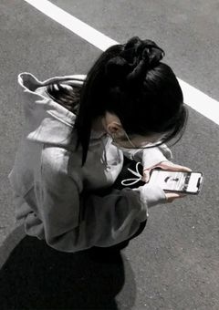 6人の医師たちと  、  病弱で 泣き虫の 大きい赤ちゃん