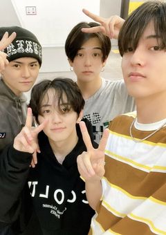 何こっち見とんや