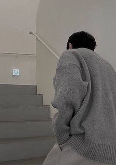 指先が触れる距離で
