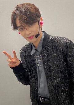 宮 世 琉 弥 の 幼 馴 染 は 8 L O O M の 紅 一 点 . 