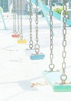 初めて会った君は、初めて会ったであろう俺に手を振った。