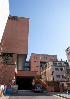 何この学校、アイドル事務所ですか？（）