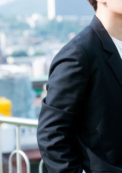 모자를 놀러쓰고