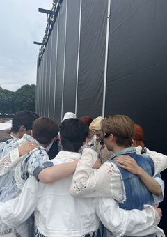 　　　騒がしい家族　.