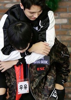 離れないでよ…