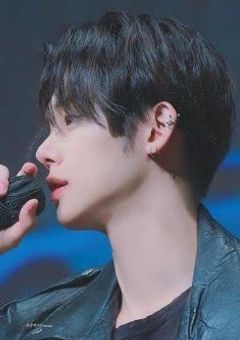 推しグループの最年長元彼だった件