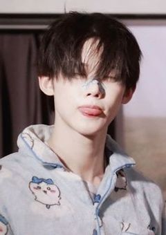 目覚めたら推しの隣でした