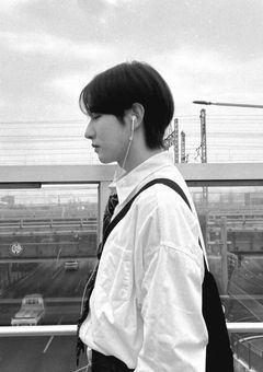 虐められてる私は人気者の彼に恋をしました