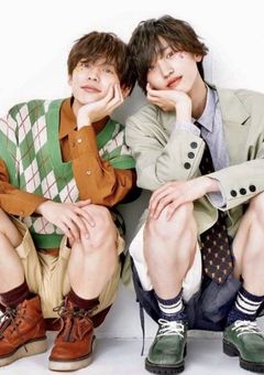 桜 降 る 駅 前 で