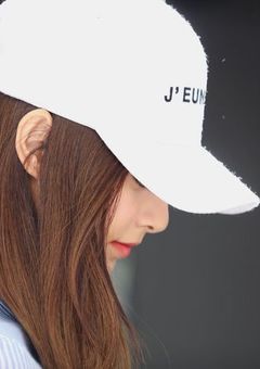 離れ離れの主人公 。