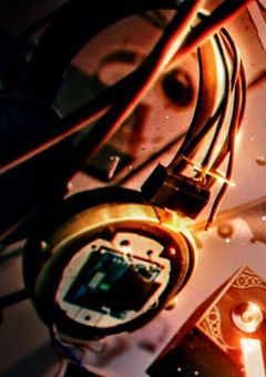 鏡の花はいつしか…闇二飲ミ込マレル