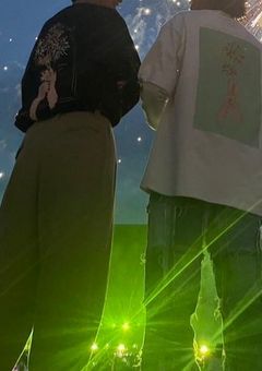 スポットライトの下で、今日も笑う