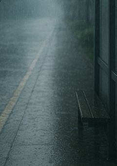雨の日のバス停