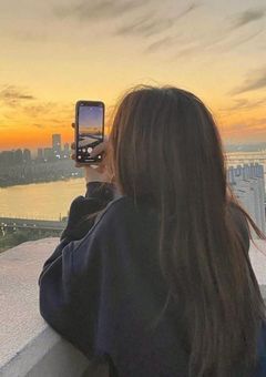 # クラスの転校生まさかの推しだった件 。