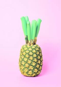 歌い手達に可愛がられる男の子