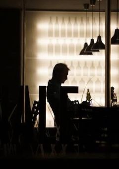 噂たつ夜間も営業中のあのカフェに