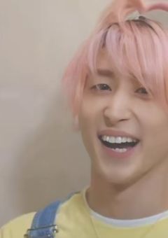 あ  る  日  突  然  愛  さ  れ  ま  し  た  ..  ？