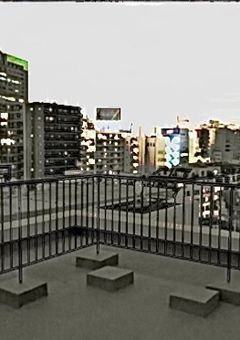 屋上に立つたった一人の女の子