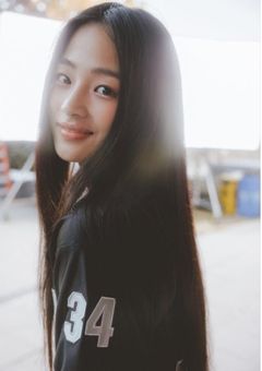 カフェラテに、ハーデンベルギアを添えて